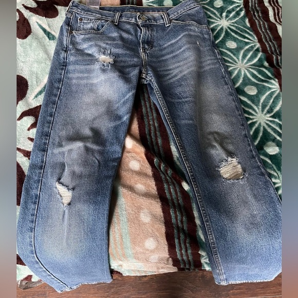 Med- Blue ripped Levi’s Jeans - Picture 2 of 2